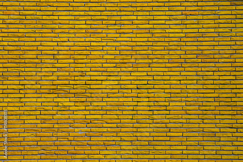 Gelbe Wand aus Ziegelsteinen ergibt Muster