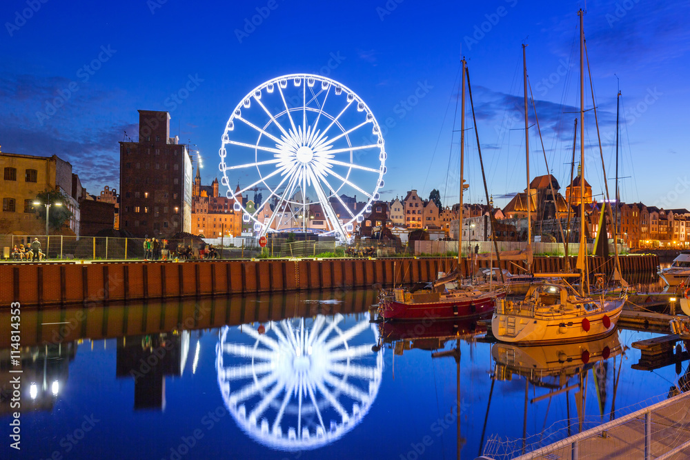Ferris wheel in the old town of Gdansk at night. - obrazy, fototapety, plakaty 