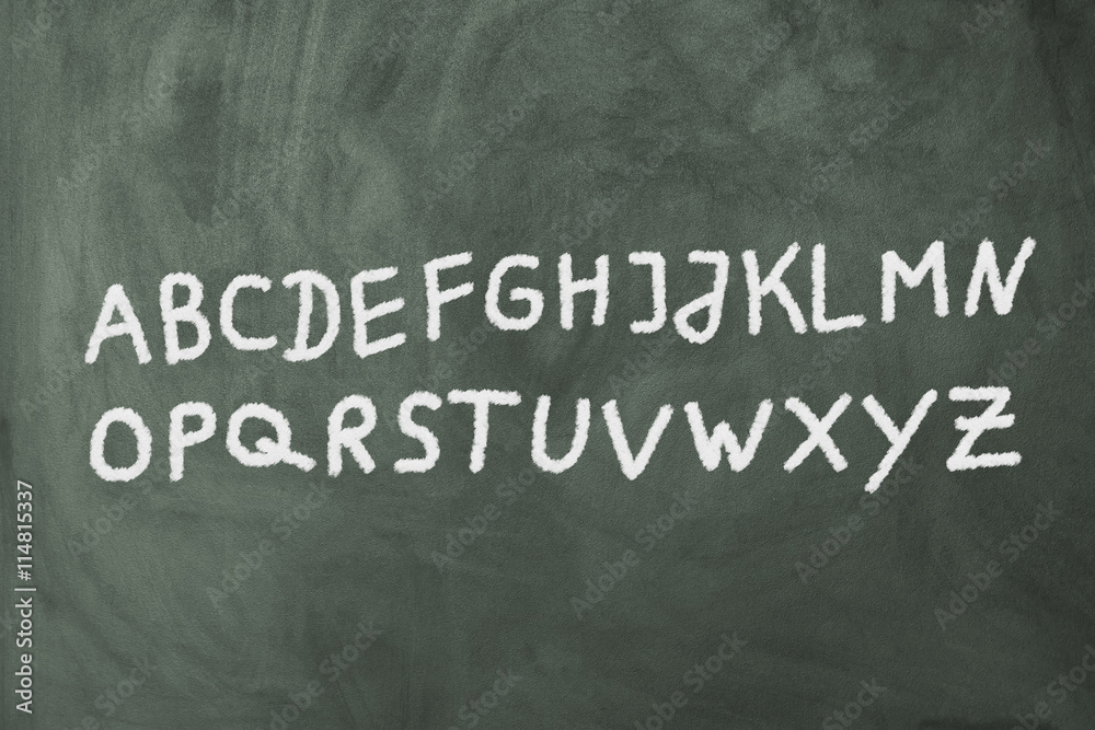 Obraz premium auf einer Tafel steht das Alphabet