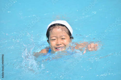 プールで遊ぶ女の子