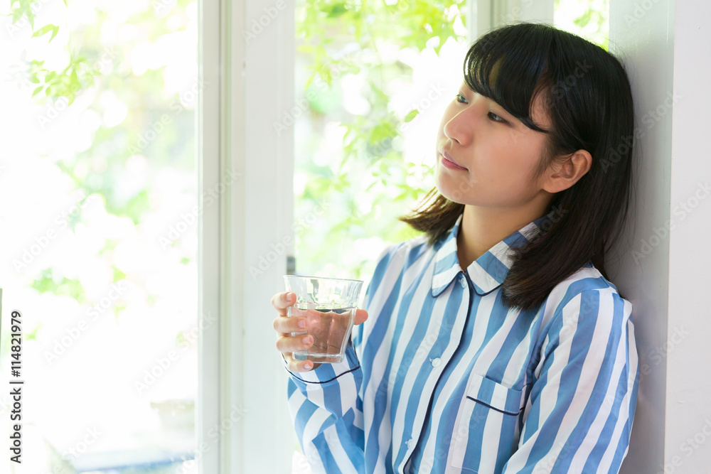 パジャマ姿の女性　グラス