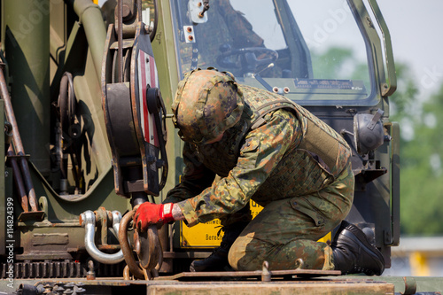 Soldat arbeitet an einem Kran