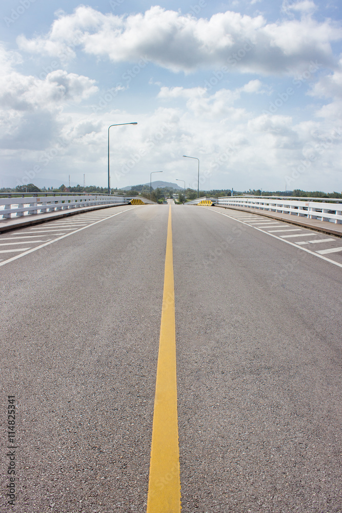 Naklejka premium road on the bridge and many clound in sky