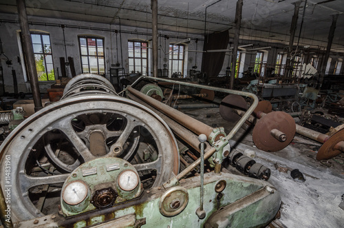 maschinen verlassener tuchfabrik