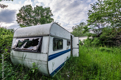 verlassener wohnwagen natur
