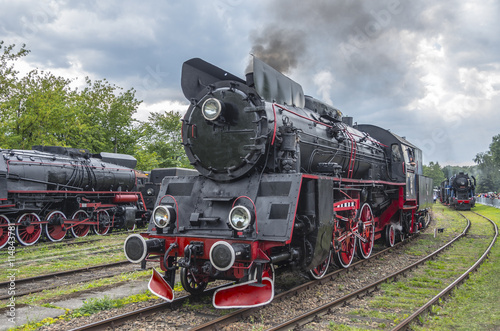 lokomotywa retro przejazd zabytkowego parowozu podczas parady lokomotyw w skansenie Chabówka 
