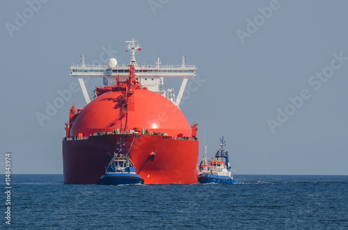 TANKOWIEC LNG NA MORZU Z HOLOWNIKAMI - DOSTAWA GAZU DLA POLSKI photo