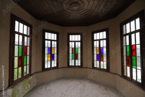 Quadro su tela The windows in the alcove for relaxing decorated with stained glass and mosaics
