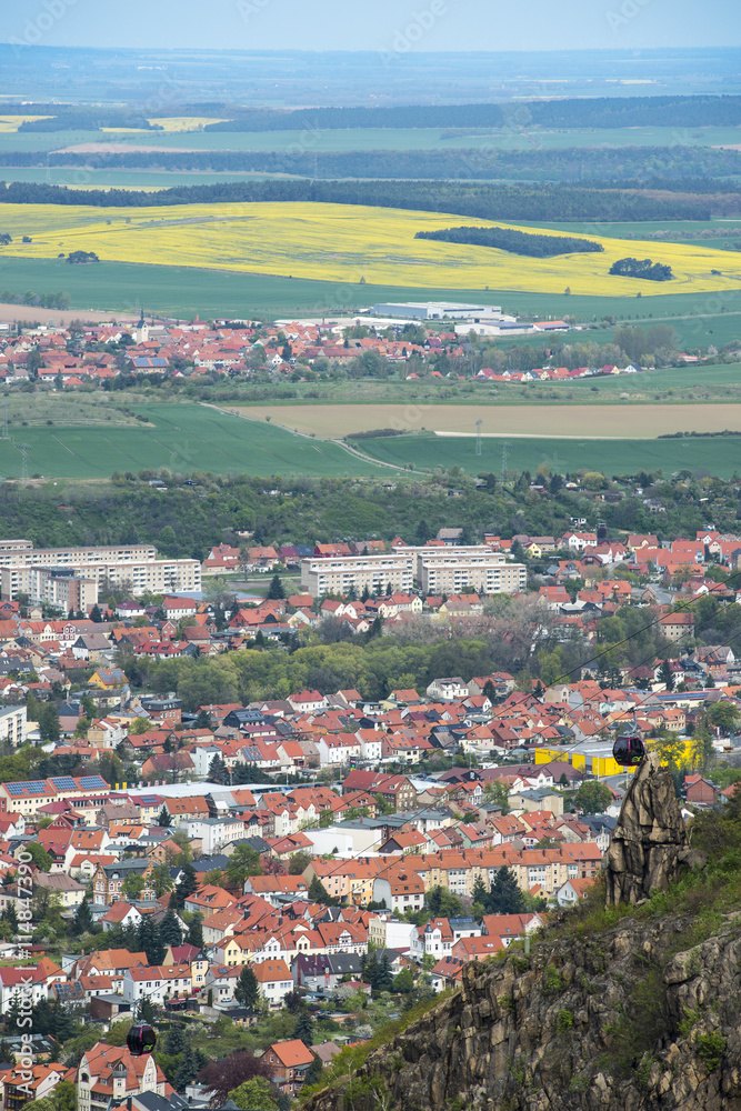 Blick vom Hexentanzplatz auf das Harzvorland, die Stadt Thale und die Seilbahn, Landkreis Harz, Ostharz, Sachsen-Anhalt, Deutschland 
