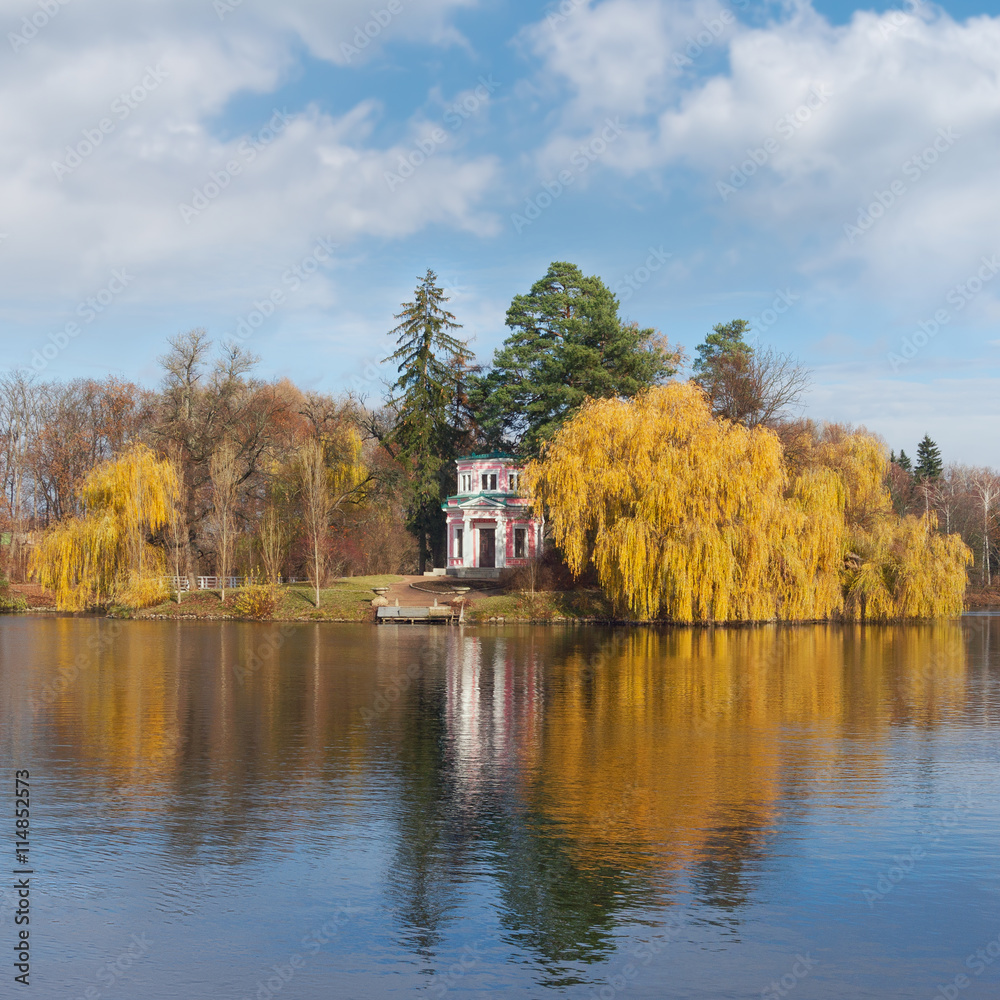 Obraz premium Upper Pond and Pink Pavilion on Island of Anti-Circe in National dendrological park 