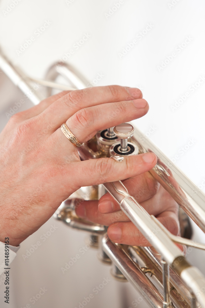 Obraz premium The trumpet in the hands of the musician closeup