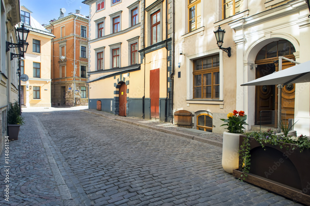 Fototapeta premium Ulica bez ludzi wcześnie rano. Europa. Ryga