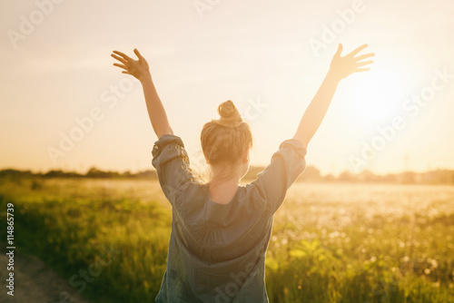 Fotografia female teen girl stand feel freedom with arms stretched to the sky