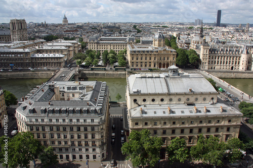 Les toits du théâtre de la Ville et les quais de Seine à Paris, France