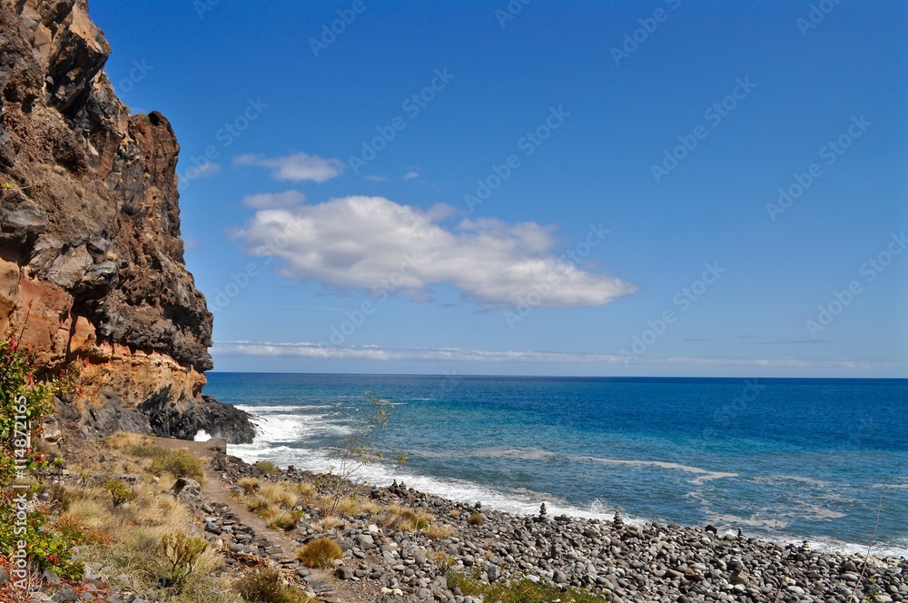 Playa Santiago auf der Insel La Gomera, im Atlantik, Spanien - Felsen mit Lavastein Strand und türkisblauem Wasser