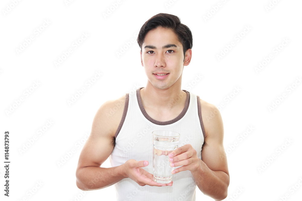 お水を飲む青年 お水を飲む青年