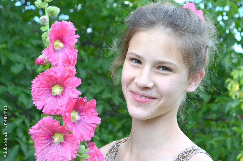 Fototapeta premium Прическа с длинных волос - девушка с мальвой 