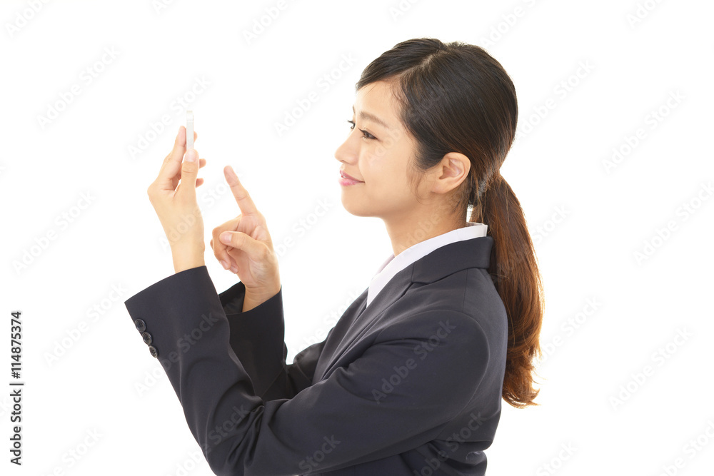 スマートフォンを持つビジネスウーマン