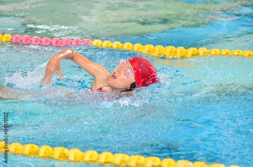 プールで泳ぐ女の子