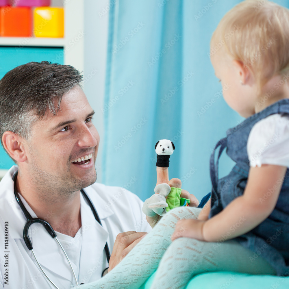 Fototapeta premium Smiling pediatrician and his little patient