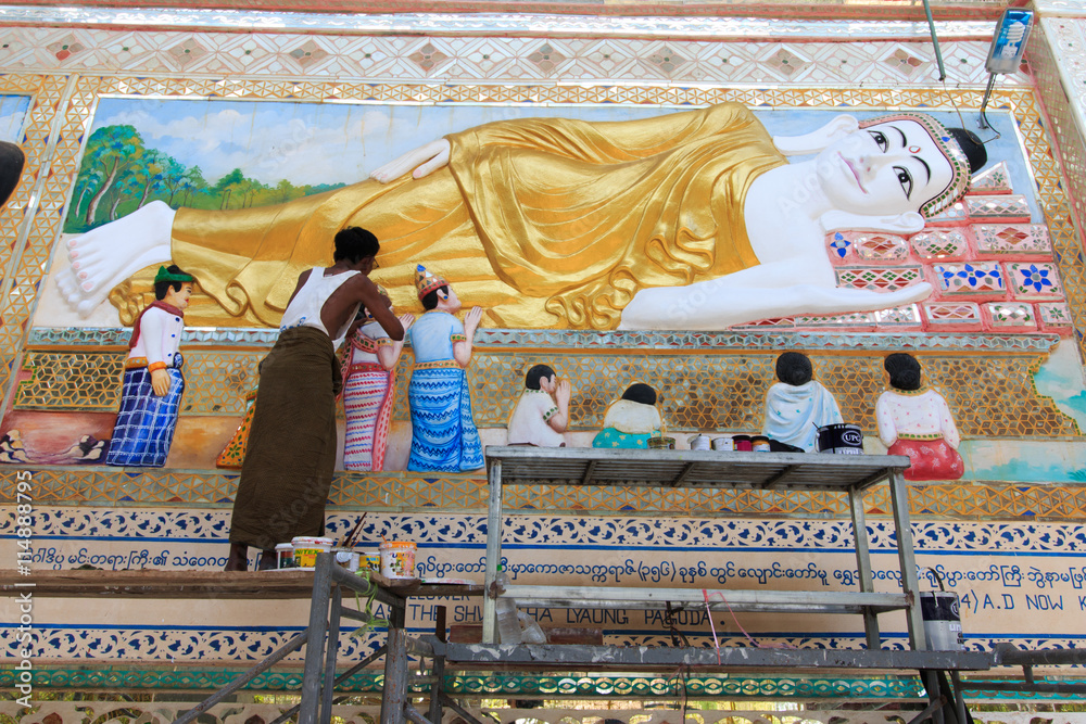Obraz premium BAGO, MYANMAR - APRIL 2016: Shwethalyaung buddha the giant reclining was closed for repairs in Bago, Myanmar 4 April 2016.