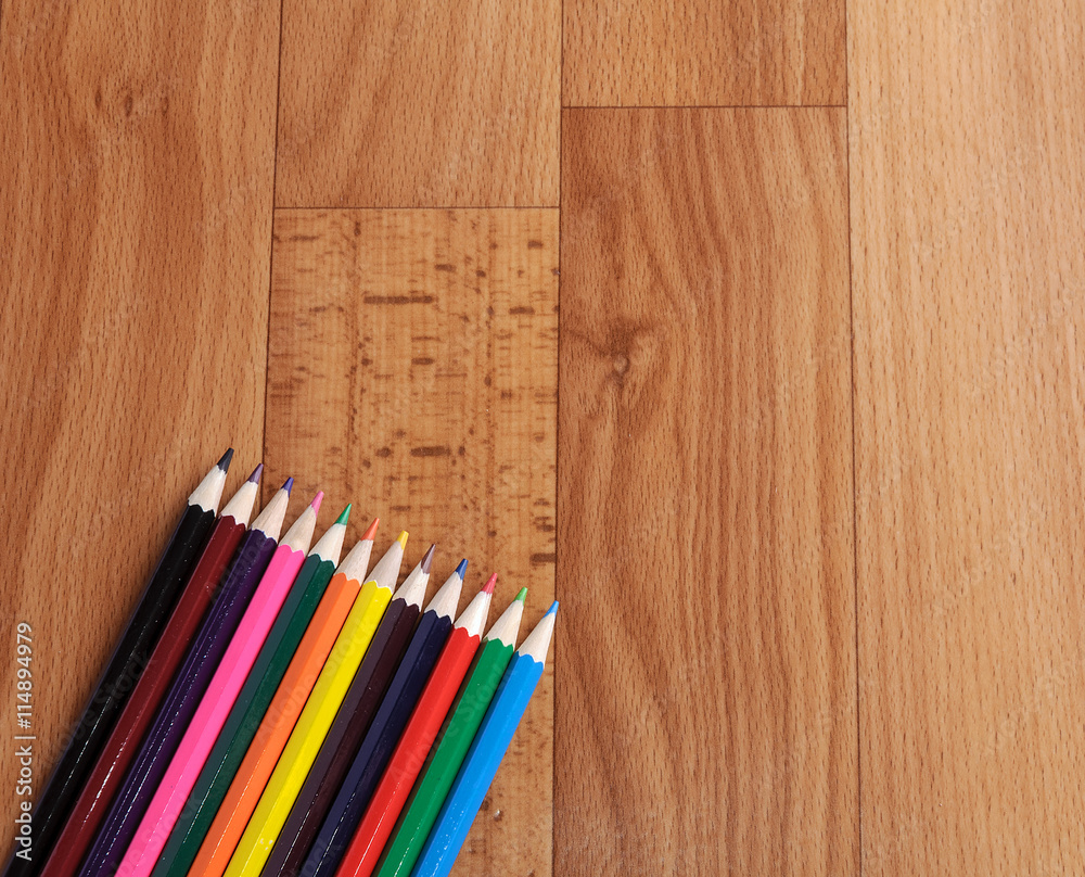 Obraz premium Colored pencils on a wooden board