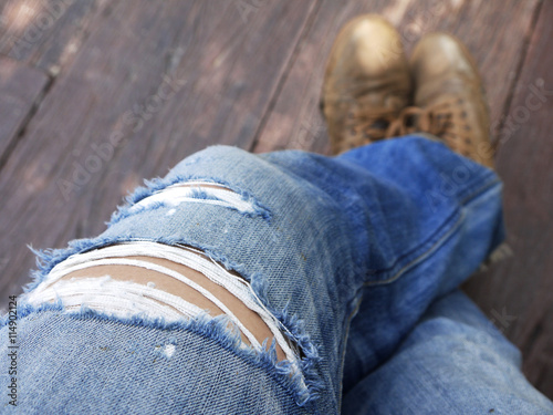 Foto men in torn jeans closeup