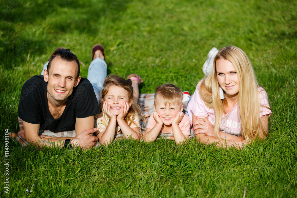 Fototapeta premium Family playing in the park