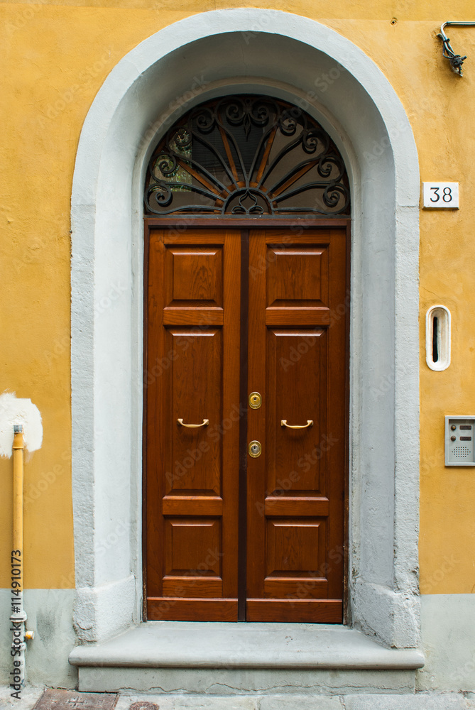 Naklejka premium Porta in legno, ingresso vecchia casa signorile