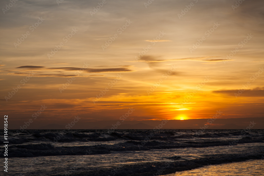 Naklejka premium Sunset and sea waves, Beautiful gold sunset on the sea. , Sea Su