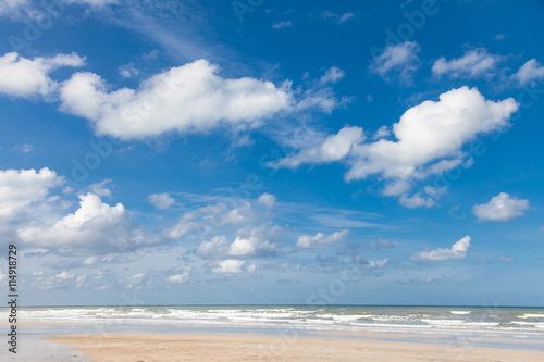 Fototapeta Naklejka Na Ścianę i Meble -  Thailand beach, Beautiful sky and white cloudy on beach.