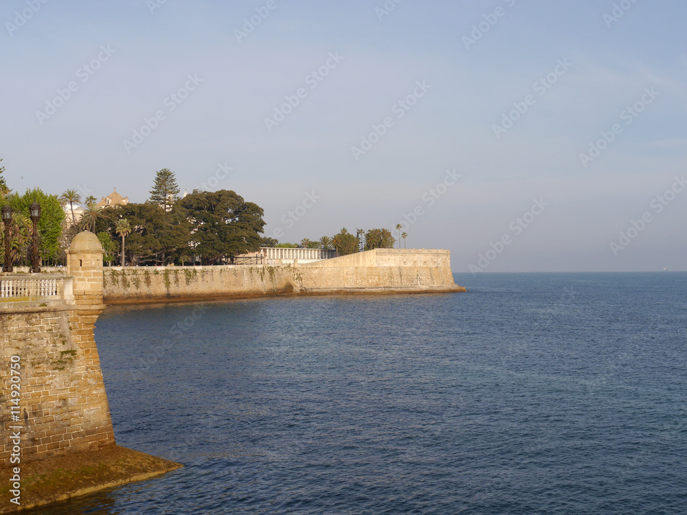 Blick übers Meer an eine Festung vorbei