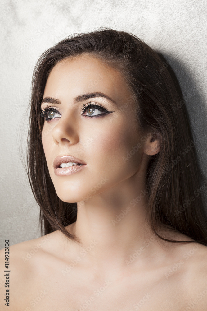 Naklejka premium beautiful young woman close-up portrait with beautuful eyeliner