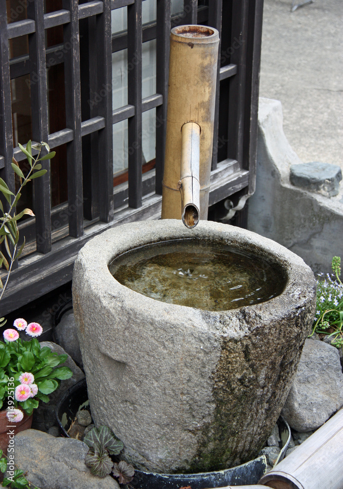 Fontaine de granit et bambou à Takayama, Japon