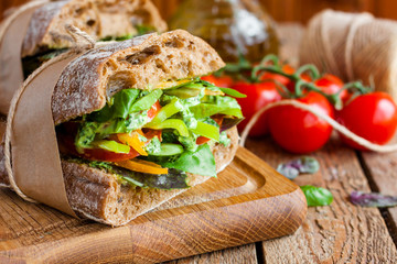 Sierkussen Snackbar Vegetarisch broodje met groenten en pesto  © yuliiaholovchenko