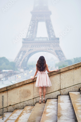Photography Parisian woman in front of the Eiffel tower