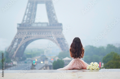 Parisian woman in front of the Eiffel tower © Ekaterina Pokrovsky