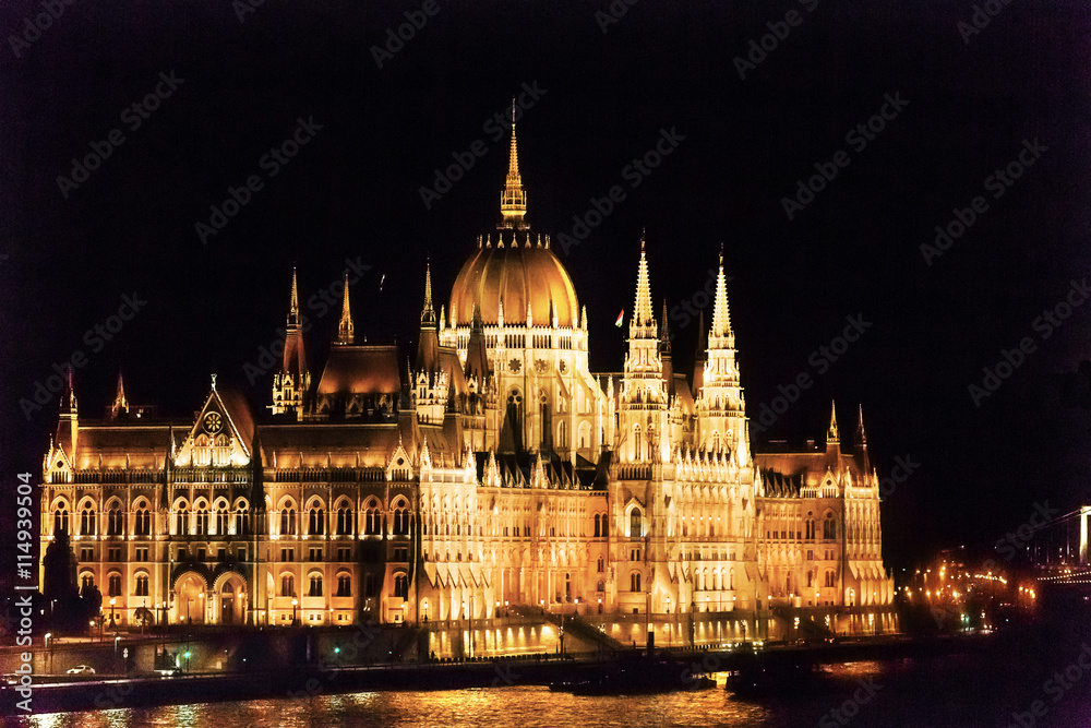 Obraz premium Parliament Building Danube River Night Budapest Hungary