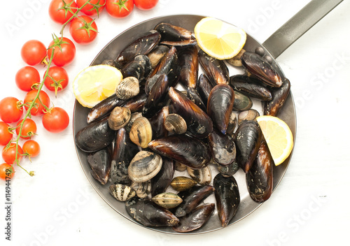 mussels cooked in a pan with garlic and tomato