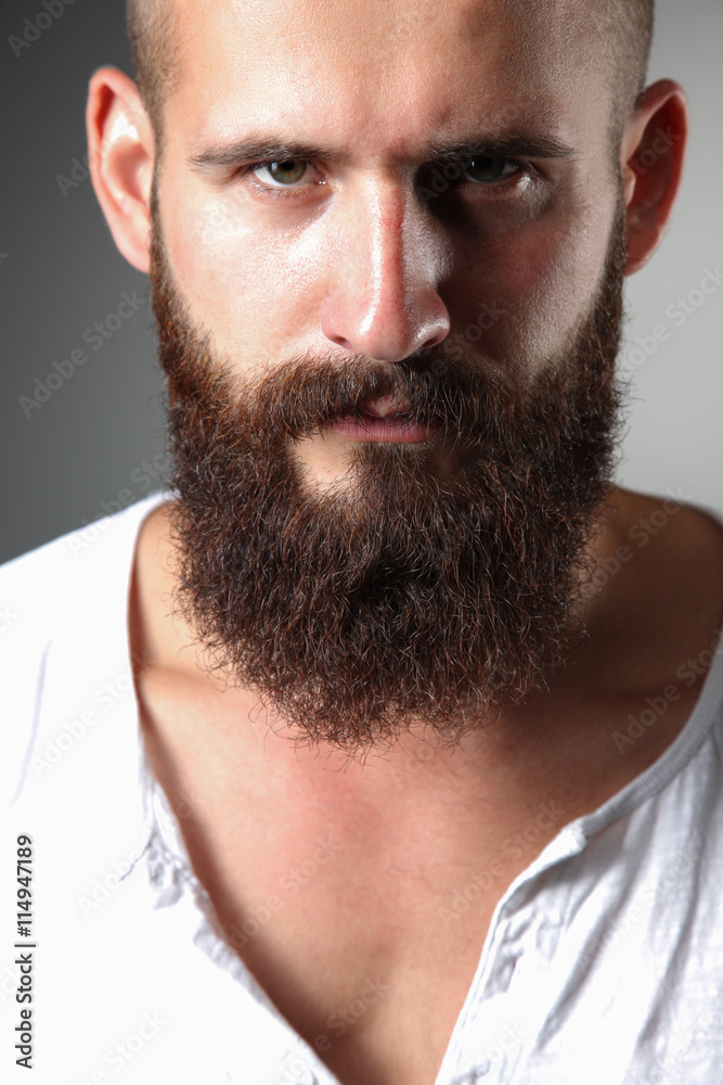 Obraz premium Portrait of handsome man standing, isolated on grey background