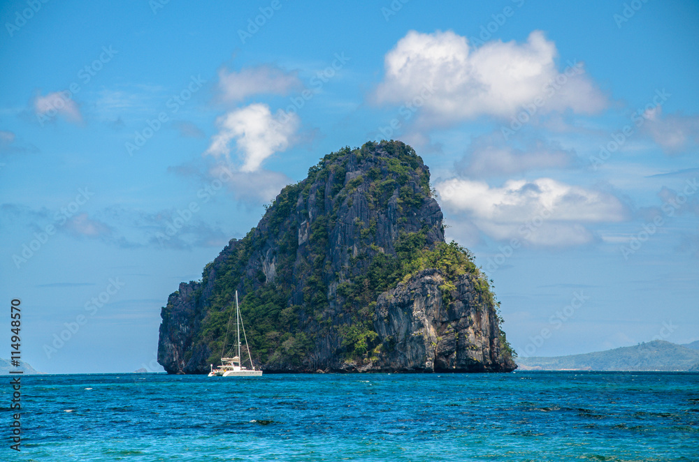 Yacht in front of huge rocks, El Nido, Palawan, Philippines