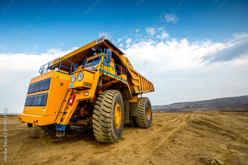 Obraz premium Big yellow mining truck