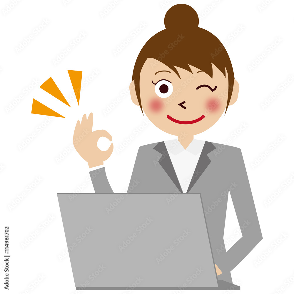 パソコンの前の派色いのスーツの女性　上半身