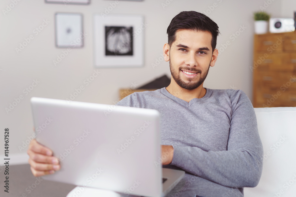 mann sitzt auf dem sofa und arbeitet am laptop mann sitzt auf dem sofa und arbeitet am laptop
