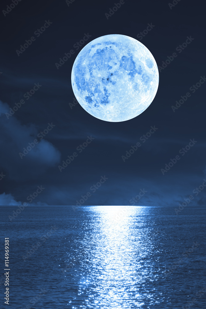 Obraz premium Moonrise over sea / ocean.