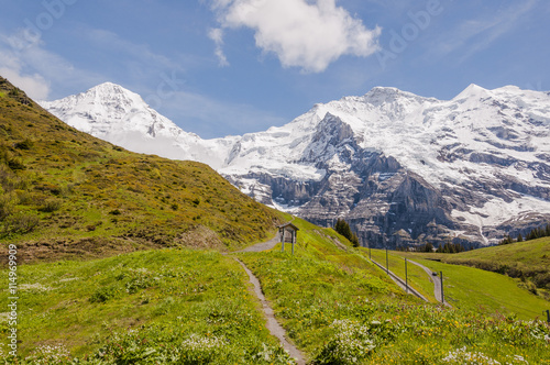 Wengen, Dorf, Wengeneralp, Alpen, Lauberhorn, Wanderweg, Mönch, Jungfrau, Silberhorn, Schweizer Berge, Sommer, Wanderferien, Berner Oberland, Schweiz