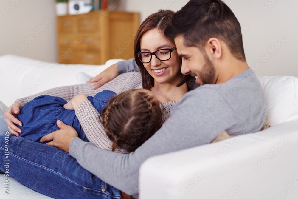 eltern umarmen ihre tochter