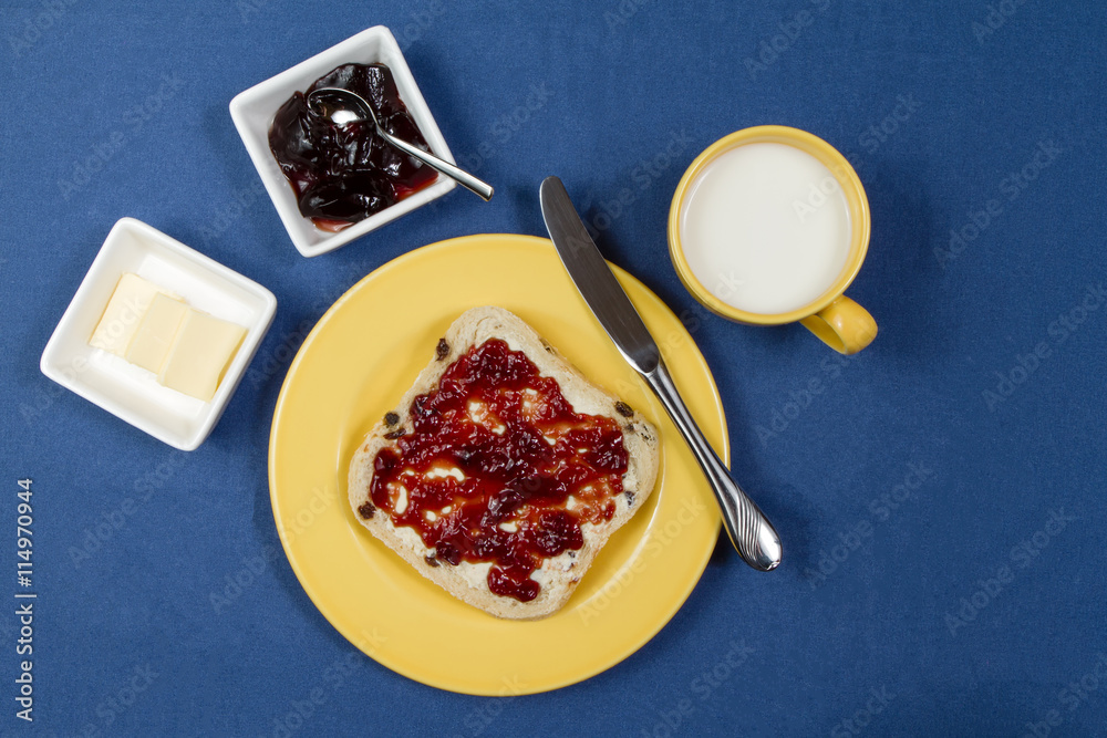 Rosinen Brot Scheibe mit Marmelade Stock Photo | Adobe Stock