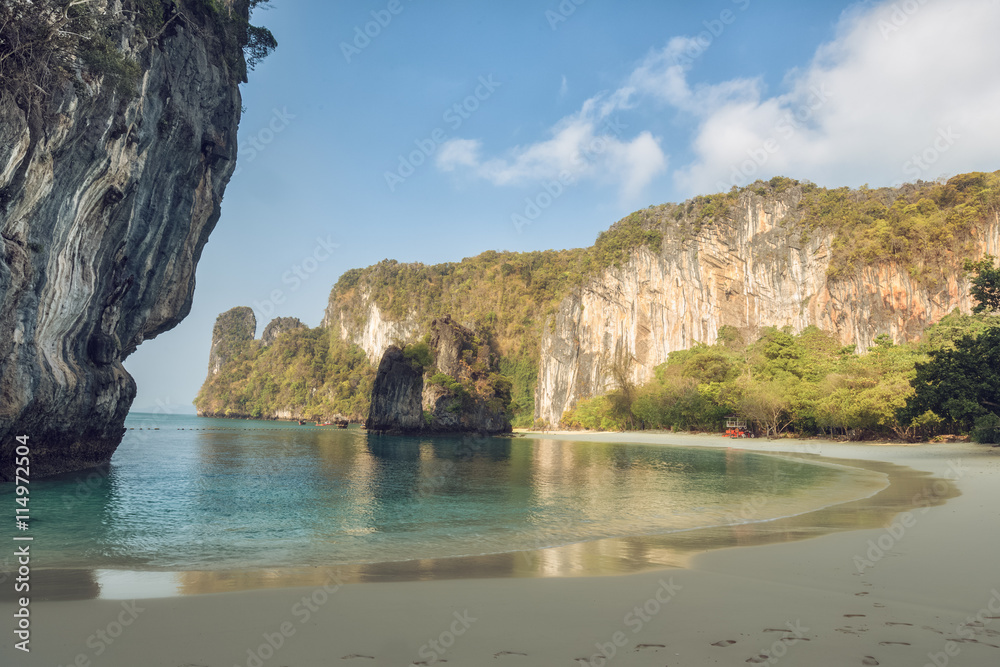 Naklejka premium Sandy beach with mountains
