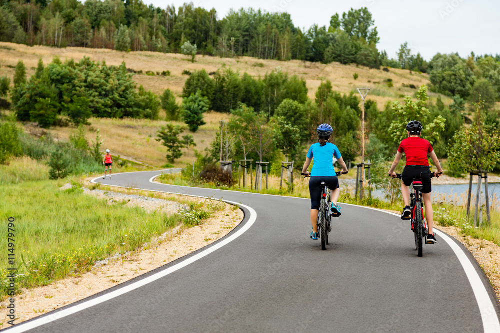 Obraz premium Healthy lifestyle - teenage girl and boy cycling 